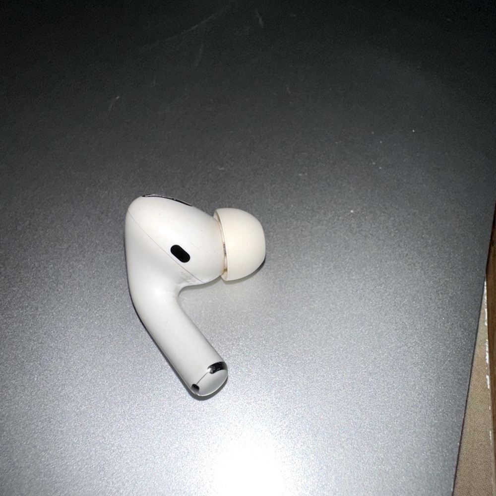 Left air pod pro